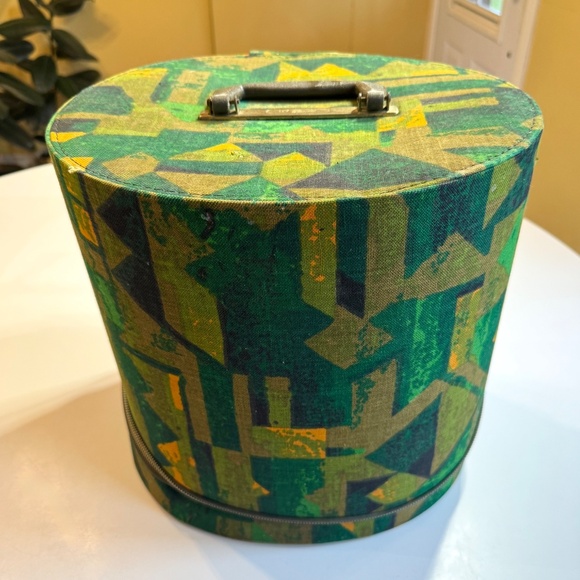 Vintage 60s Blondy wig/hat case, groovy green yellow abstract, drum shaped - Picture 1 of 13